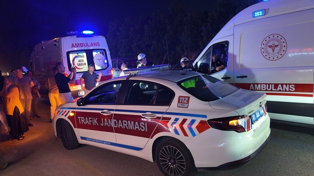 Düğün salonu önünde araçta sıkışan yaralılar kurtarılmaya çalışırken eğlence devam etti