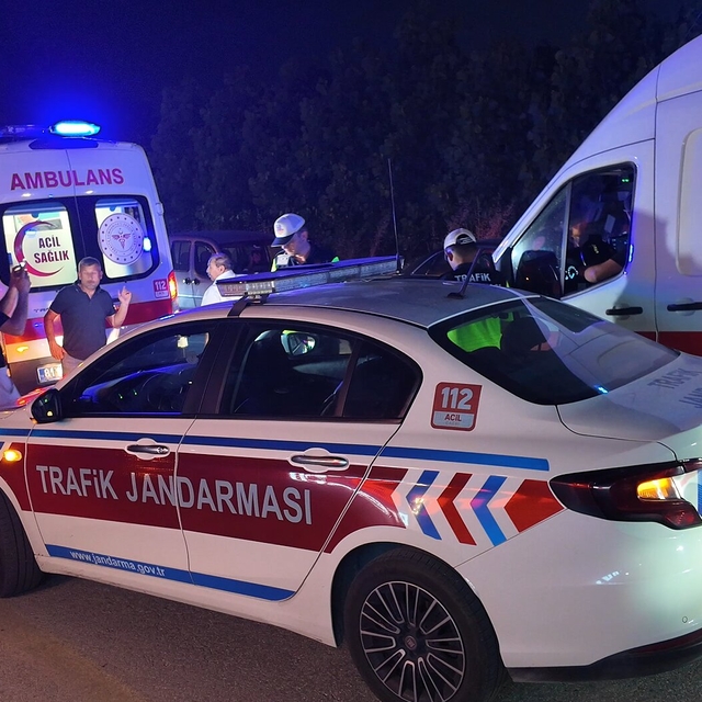 Düğün salonu önünde araçta sıkışan yaralılar kurtarılmaya çalışırken eğlenc...