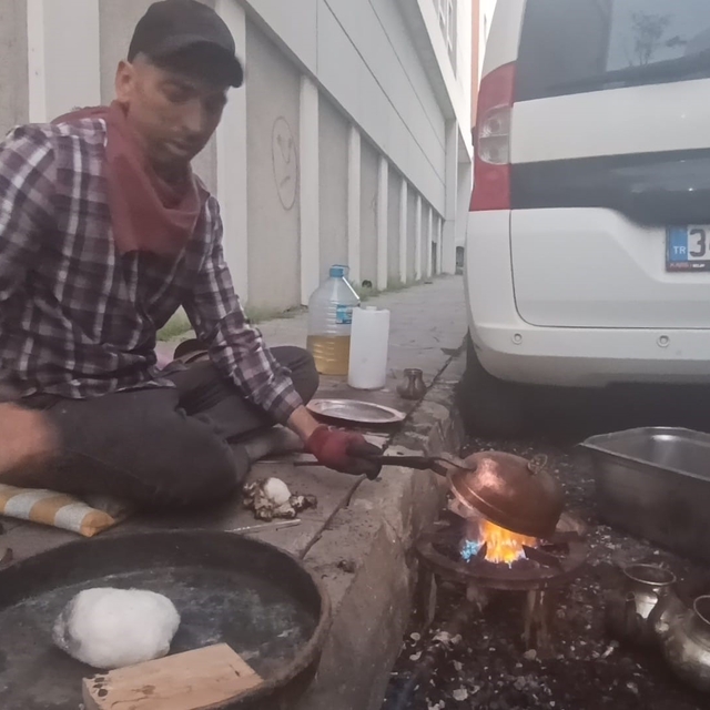 Kars sokaklarında alın teriyle geçim: Karı-koca kalaycılık yaparak ekmekler...