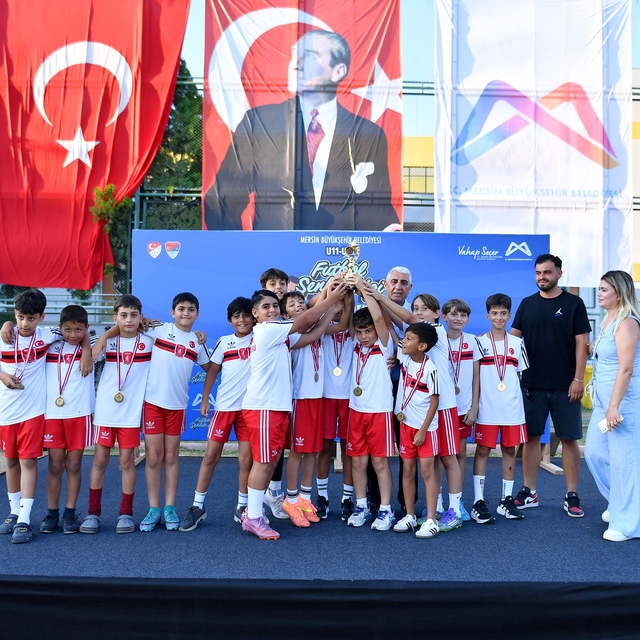 Mersin'de minik futbolcuların şenlik heyecanı sona erdi