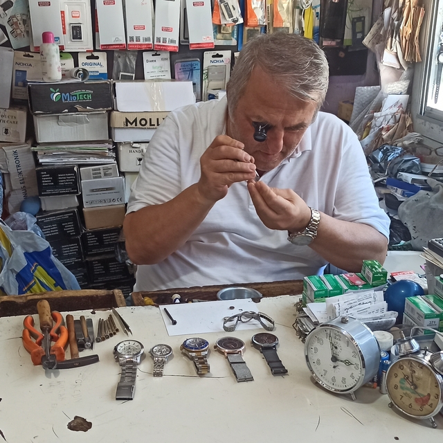 52 yıllık saat tamircisi teknolojiye direniyor