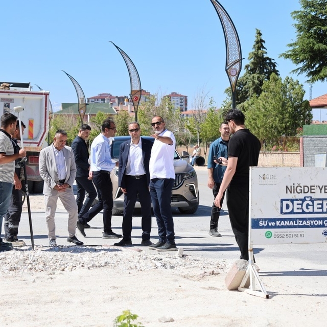 Niğde'de altyapısı tamamlanan yollar sıcak asfaltla yenileniyor