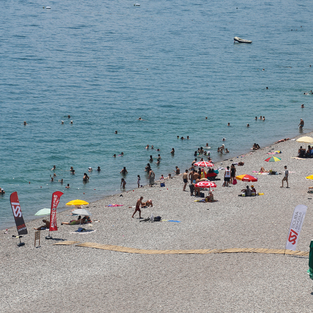 Antalya'da hava sıcaklığı 38 derece oldu, sahillerde yoğunluk yaşandı
