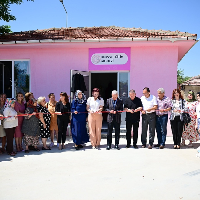 Kırklareli Valisi Turan, yıl sonu dikiş ve giyim sergisi açılışına katıldı