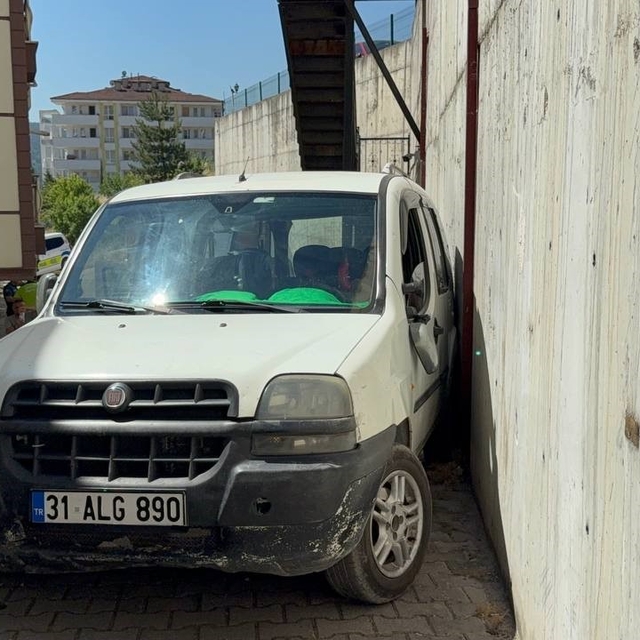 Aküsü biten aracı iterken canından oluyordu