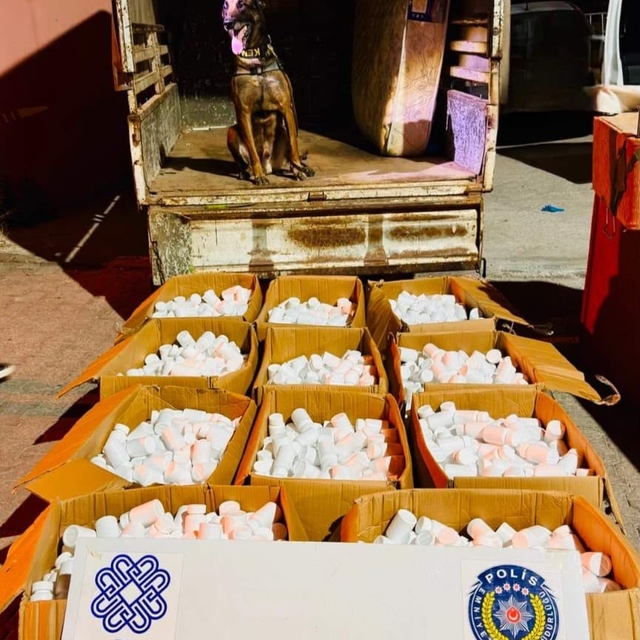 Kamyonette ev eşyası taşınması narkotiğe takıldı: 144 bin 900 adet sentetik...