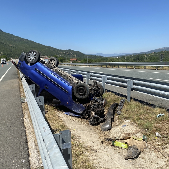 Bariyerlere çarpan hafif ticari araç ters döndü: 3 yaralı