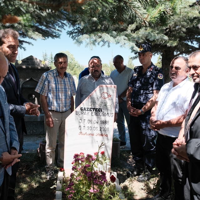 Trafik kazasında hayatını kaybeden genç gazeteci mezarı başında anıldı