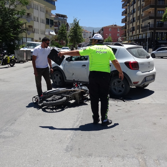 Otomobil ile çarpışan motosiklet sürücüsü yaralandı