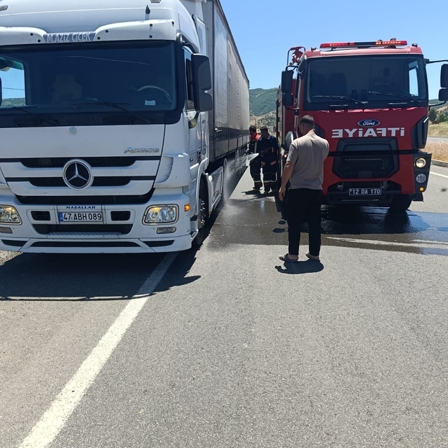Seyir halindeki tırın lastikleri alev aldı