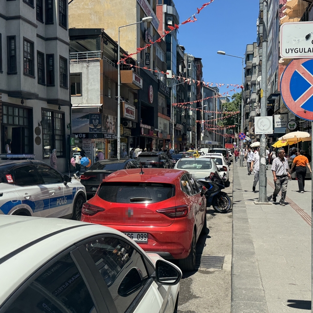 Hatalı parklar trafiği zaman zaman aksatıyor
