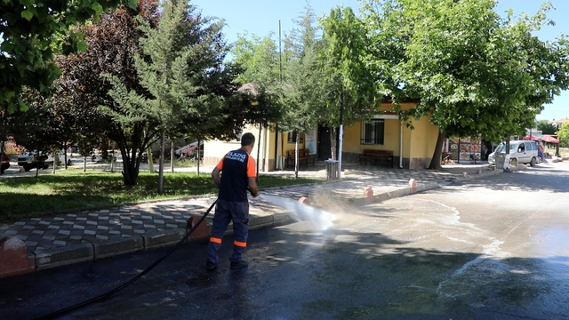 Elazığ'da belediye ekiplerinin, temizlik mesaisi sürüyor