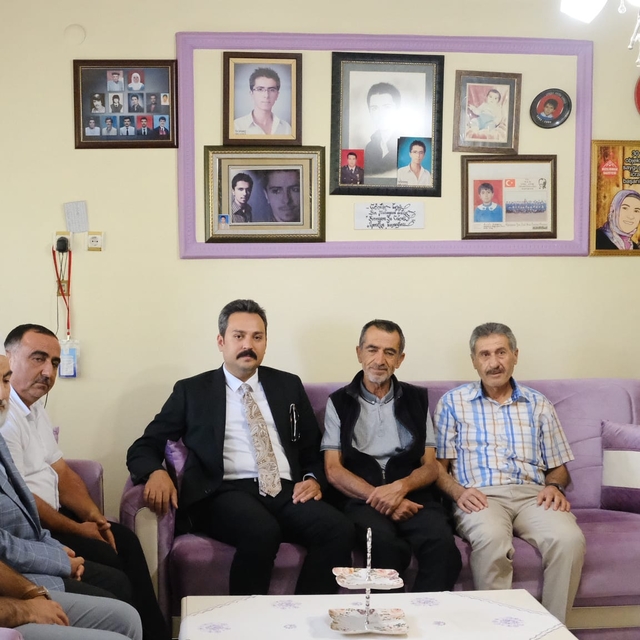 Sivas'ta gazeteci Burak Erdoğmuş, mezarı başında anıldı