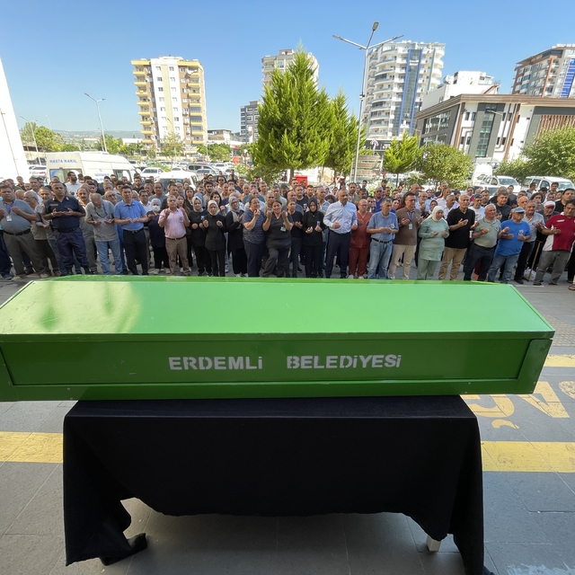 Mersin'de yaşamını yitiren sağlık çalışanı için hastanede tören yapıldı