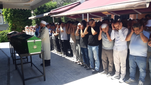 Otomobil su kanalına devrildi; anne ile kızı öldü (2)