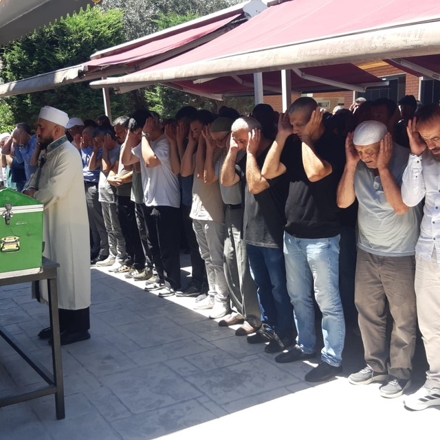 Otomobil su kanalına devrildi; anne ile kızı öldü (2)