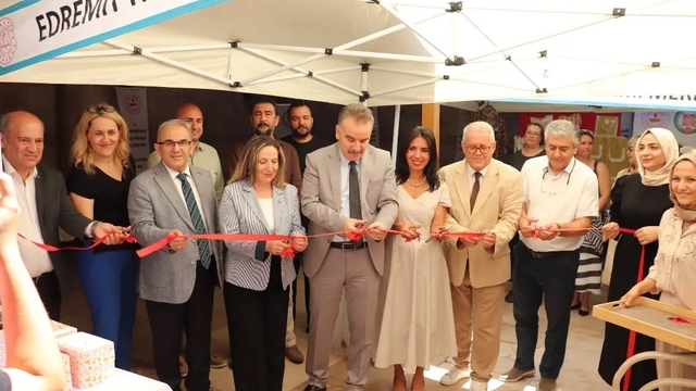 Edremit'te kursiyerlerin el emeği göz nuru ürünleri sergilendi