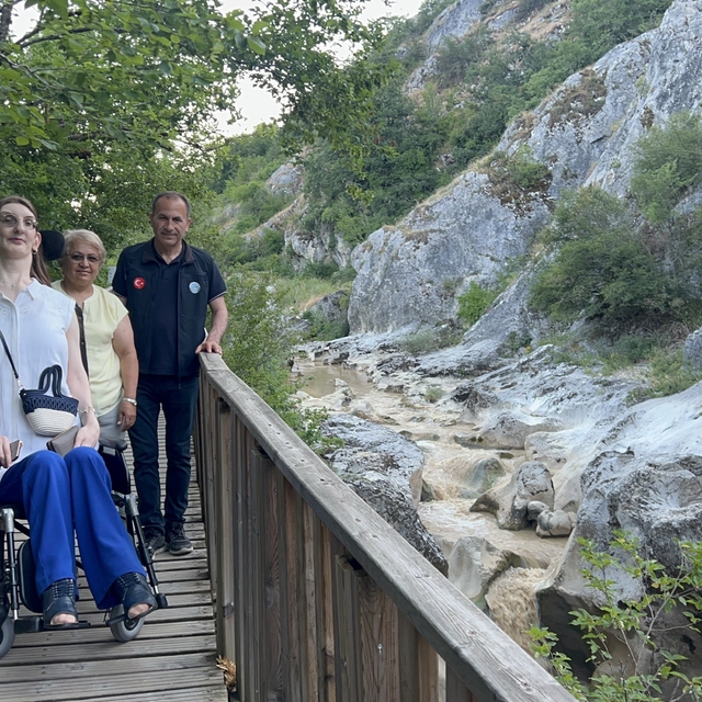 "Dünyanın en uzun boylu kadını" Kastamonu'da Horma Kanyonunu gezdi