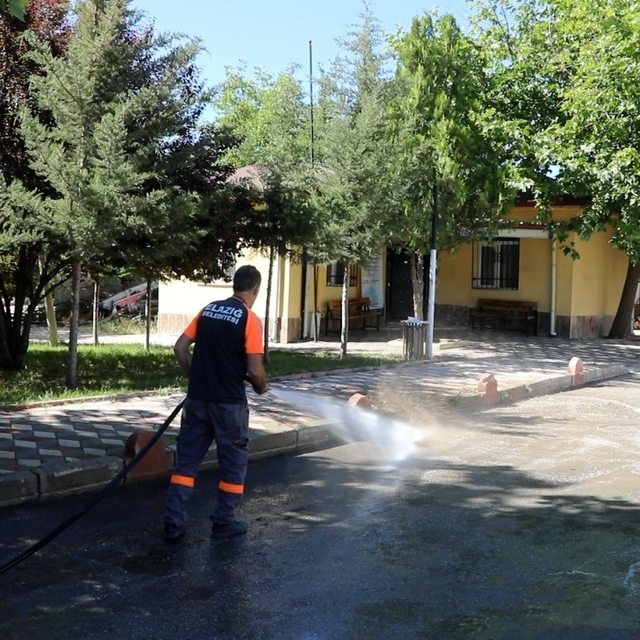 Elazığ'da belediye ekiplerinin, temizlik mesaisi sürüyor