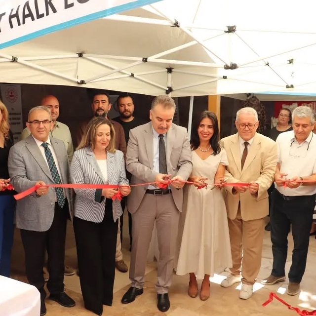 Edremit'te kursiyerlerin el emeği göz nuru ürünleri sergilendi