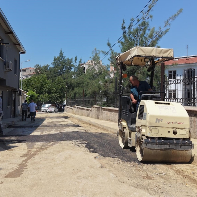 Şehzadeler'de altyapısı tamamlanan sokaklar asfaltlanıyor