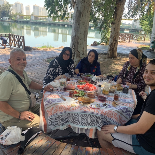 Adana'da 35 derece sıcaklıkta nehir kenarında piknik yaptılar