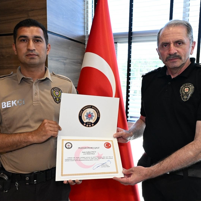 Uşak'ta yağış sırasında görme engelliye yardım eden bekçiye teşekkür belges...