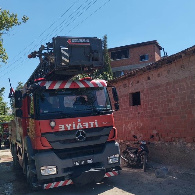 Boyabat'ta bir evin çatısında çıkan yangın hasara yol açtı