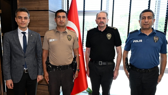 Uşak'ta örnek davranış sergileyen çarşı ve mahalle bekçisine teşekkür belgesi