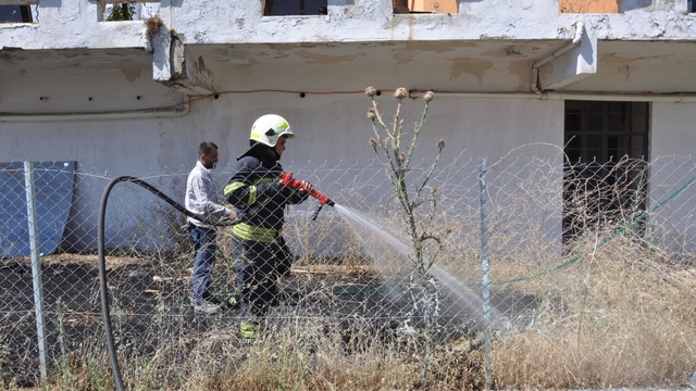 Menteşe'de otel arkasındaki otluk alanda yangın