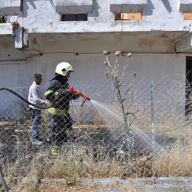Menteşe'de otel arkasındaki otluk alanda yangın