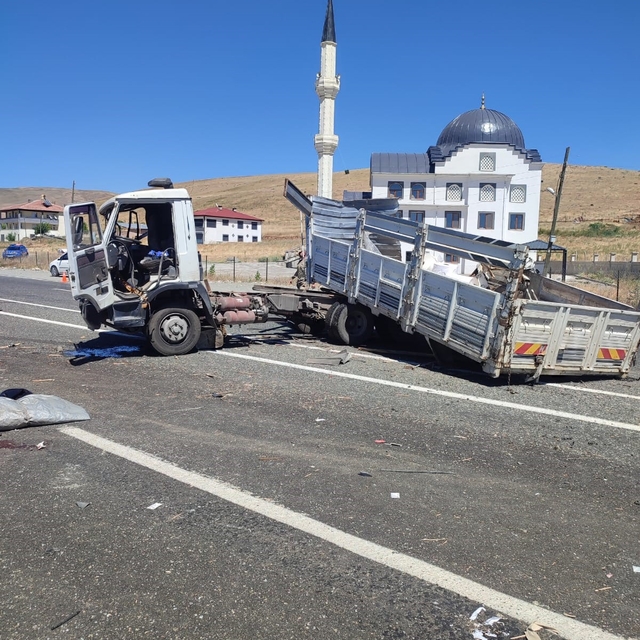 Elazığ'da kamyonlar çarpıştı: 1 yaralı
