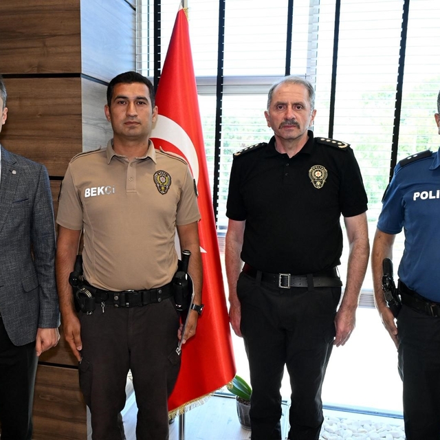 Uşak'ta örnek davranış sergileyen çarşı ve mahalle bekçisine teşekkür belge...