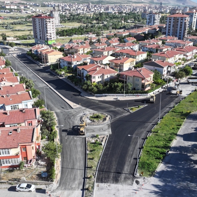 Niğde'de altyapı çalışmalarının tamamlandığı bölgelerde sıcak asfalt serimi...