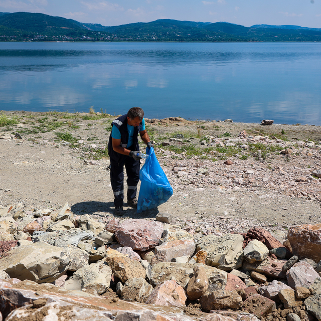Sapanca Gölü'nde 200 personelle temizlik çalışması yapıldı