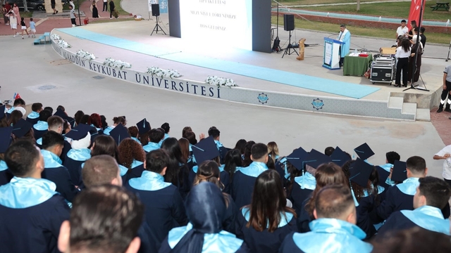 ALKÜ Tıp Fakültesi'nde 90 genç hekim mezun oldu