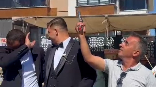 Muhtar, düğünde havaya ateş açmak isterken davetliyi yaraladı