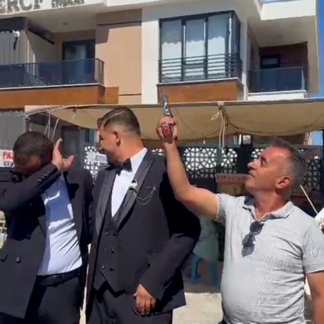 Muhtar, düğünde havaya ateş açmak isterken davetliyi yaraladı