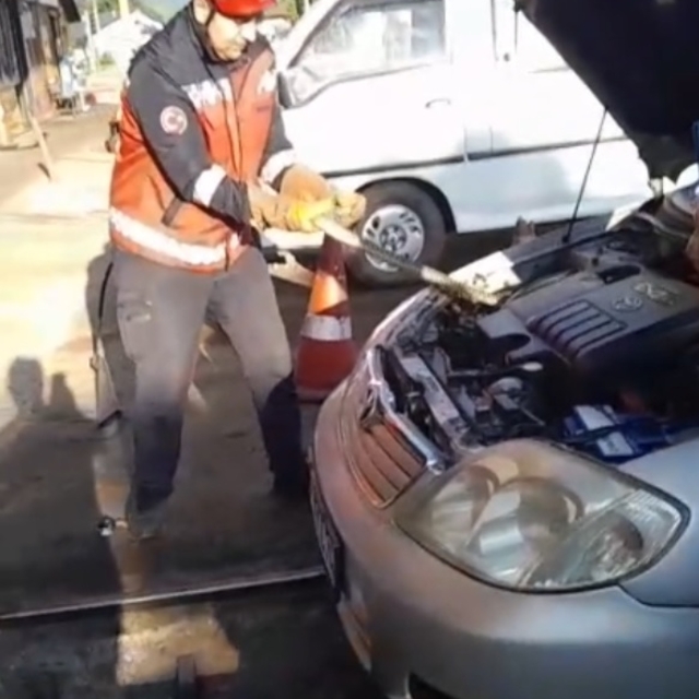 Otomobilin motor bölümüne giren yılanı itfaiye çıkardı