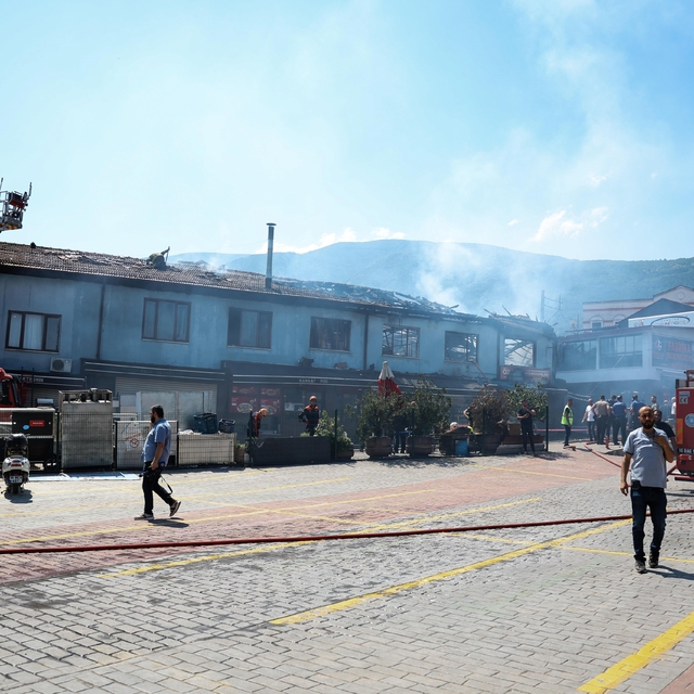 Büyükşehir'den Kayhan'daki yangına hızlı müdahale
