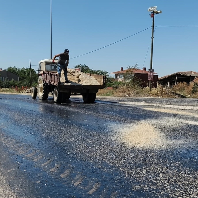 Edirne'de kavurucu sıcaklar asfaltı eritti: Belediye ekipleri yola kum serd...