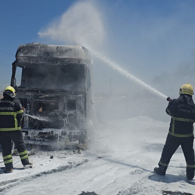Şanlıurfa'da saman yüklü tırda çıkan yangın söndürüldü