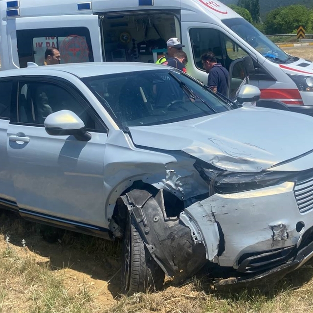 Uşak'ta cip ile otomobilin çarpışması sonucu 6 kişi yaralandı