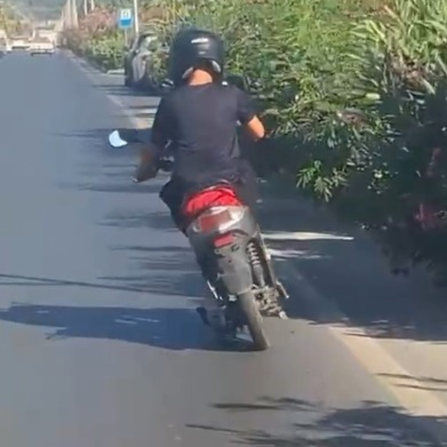 Alanya'da motosiklet üzerinde ayakta ilerleyen sürücünün tehlikeli yolculuğ...