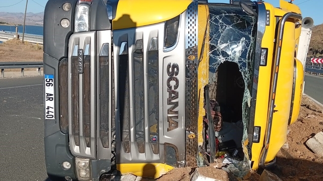 Elazığ'da hayvan yüklü tır devrildi: 2 yaralı