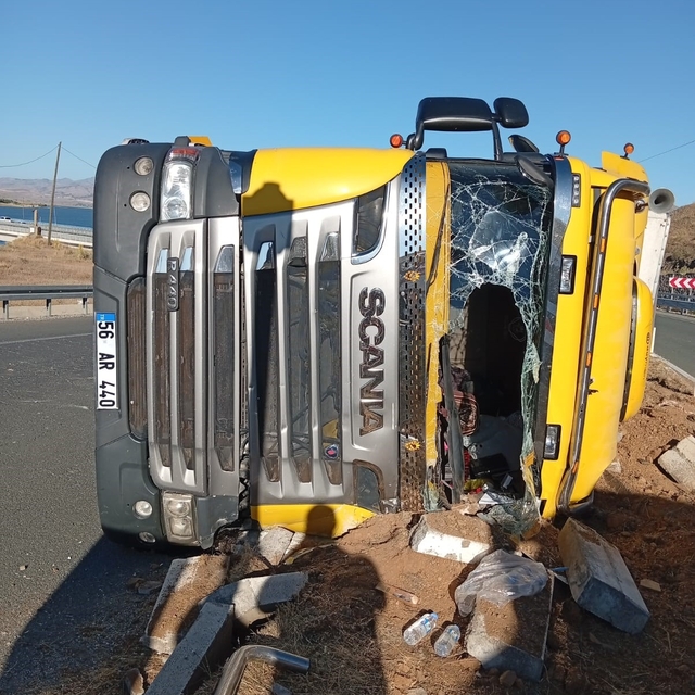 Elazığ'da hayvan yüklü tır devrildi: 2 yaralı