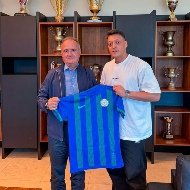 Çaykur Rizespor Başkanı Saruhan, "Rizespor Akademi" için Mesut Özil ile bir...