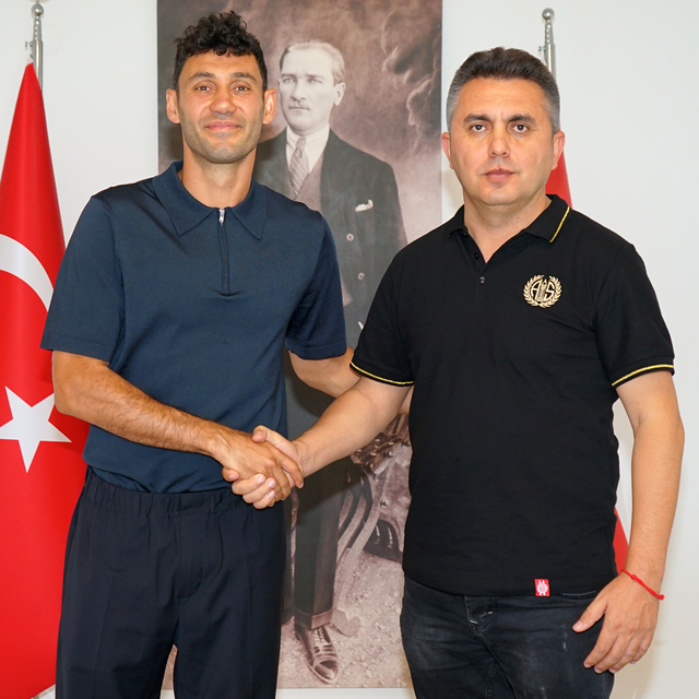 Antalyaspor, takım kaptanı Veysel Sarı'nın sözleşmesini 1 yıl uzattı