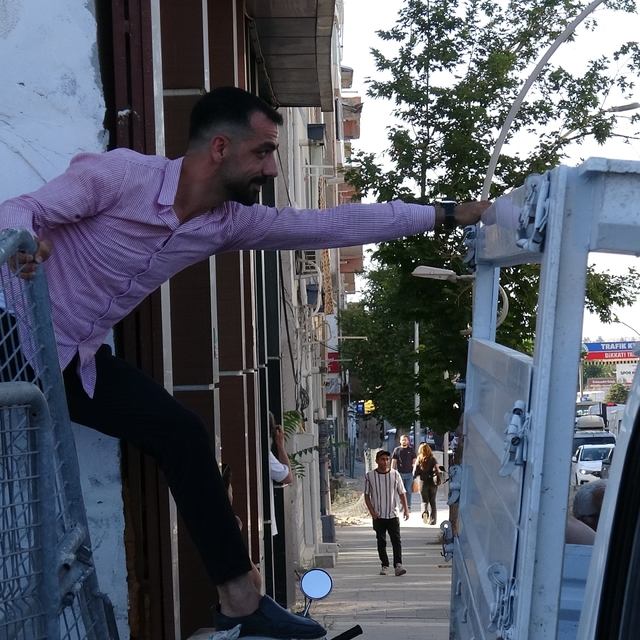 Kaldırıma park edilen kamyonet trafiği kilitledi, yol esnafın aracı itmesiy...