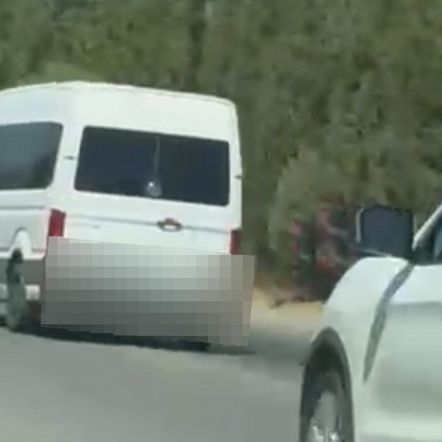 Trafiği tehlikeye düşüren minibüs sürücüsü sanal devriyeye takıldı